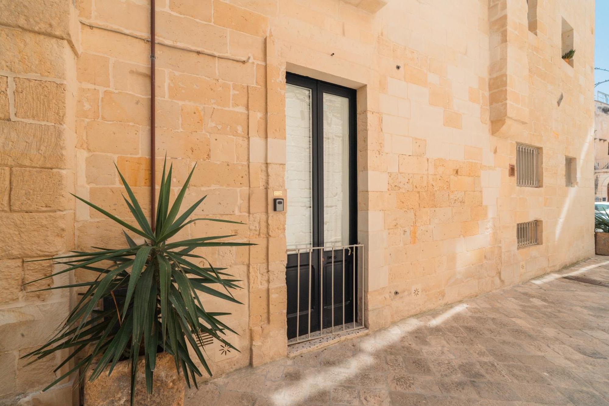 Donna Cristina Historic Apartment Lecce Exterior photo